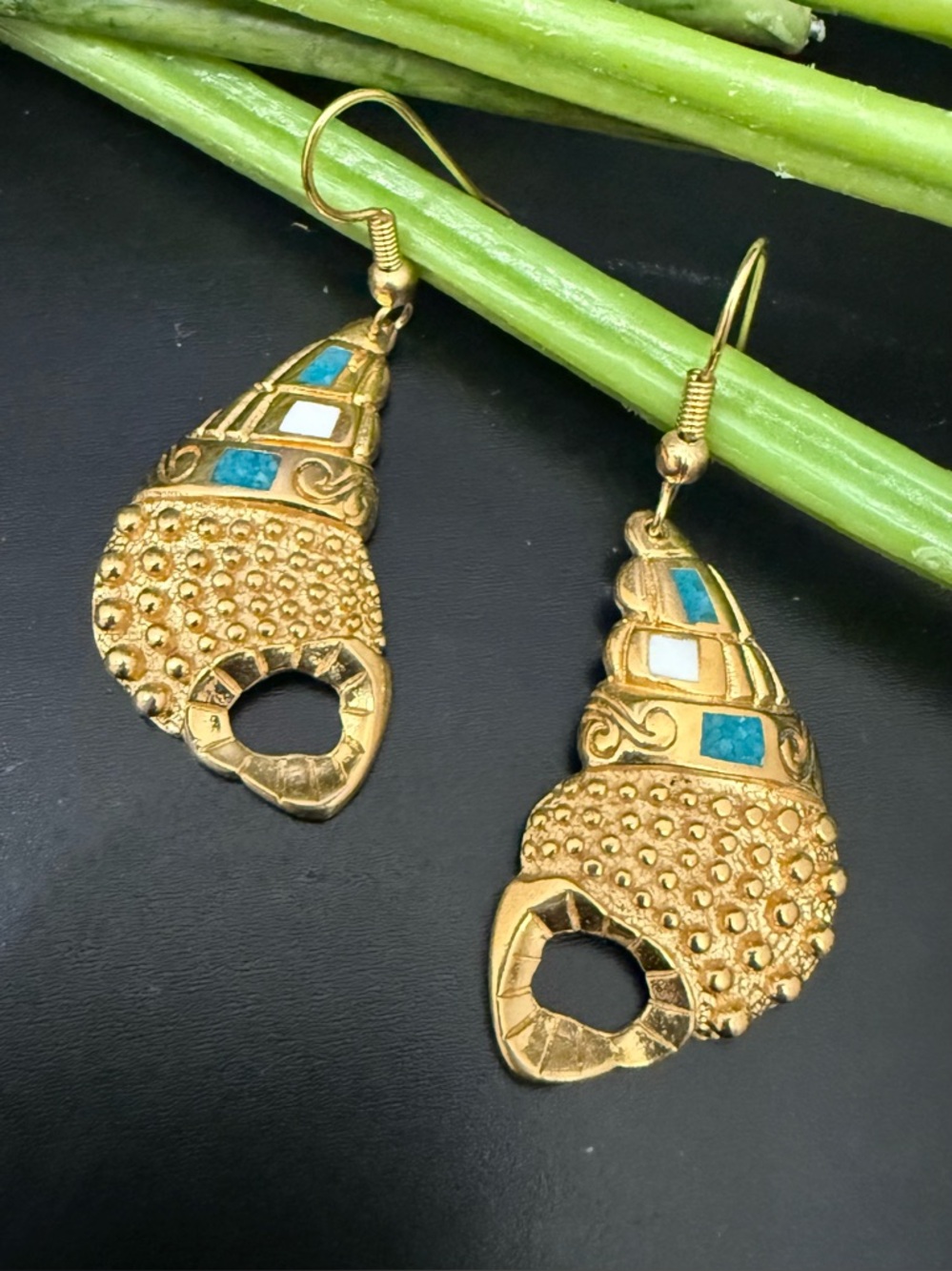 Vintage 90’s COP Gold-tone Coastal Nautical Sea Shell Dangle Earrings 7g.
